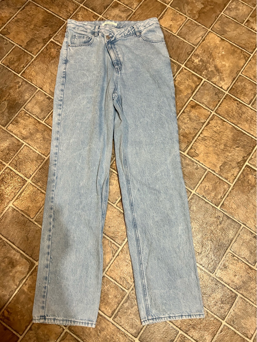 Pacsun 90’s Boyfriend Light Wash Straight Leg jeans w/ asymmetrical button Sz 29
